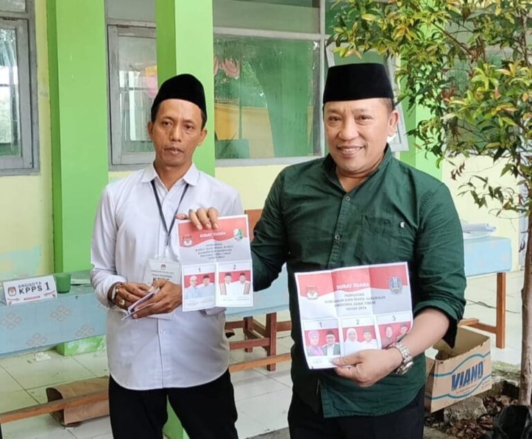 Calon Bupati Kabupaten Sampang Abah Idi Coblos di TPS 9 Bersama Ke – 3 Putranya